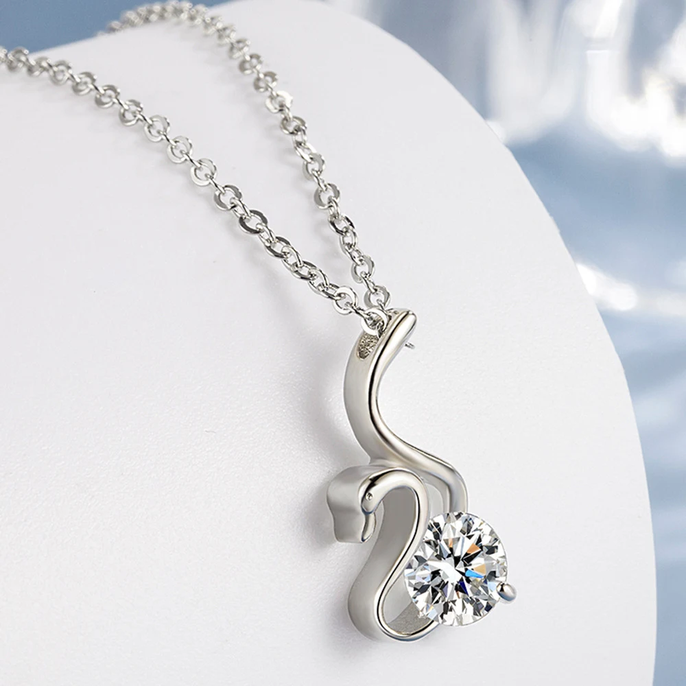 Colar elegante com pingente de cisne para mulheres. Um acessório de moda para um visual sofisticado e feminino. Perfeito para presente. — foto 4