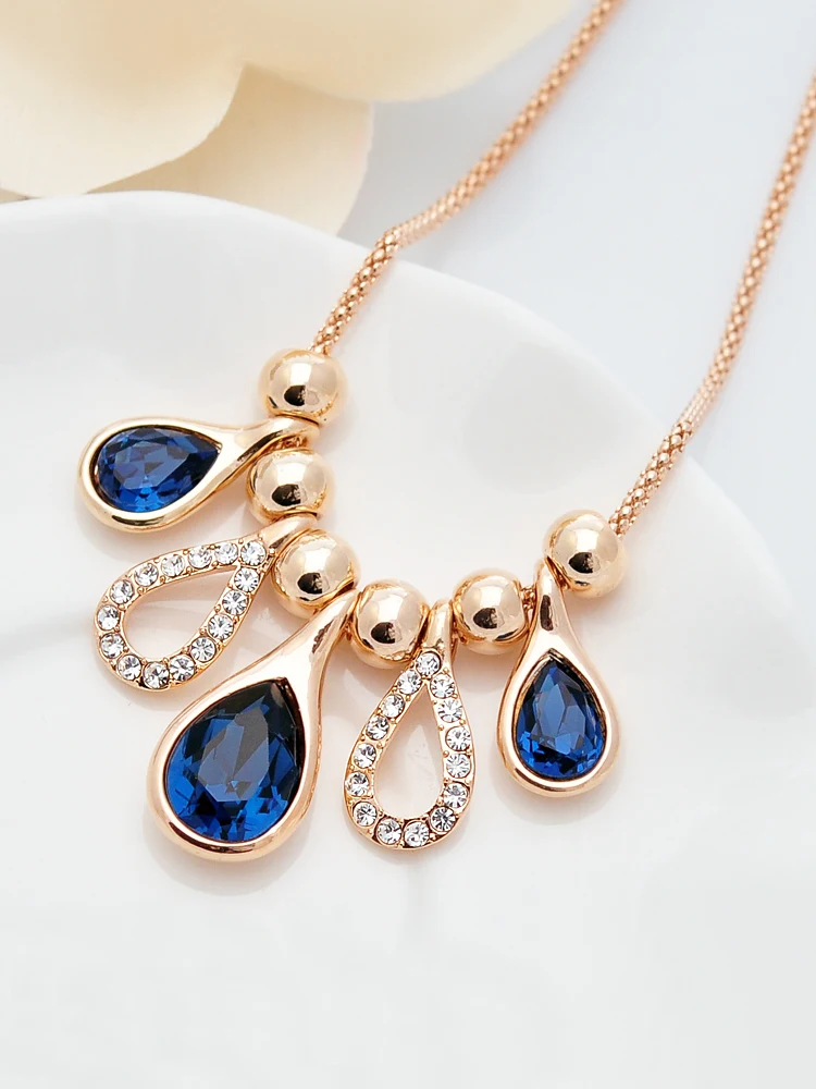 Korte trui ketting Verfijn je stijl met dit elegante accessoire. Voeg een subtiele touch toe aan je outfit en geef je trui een upgrade. — foto 2