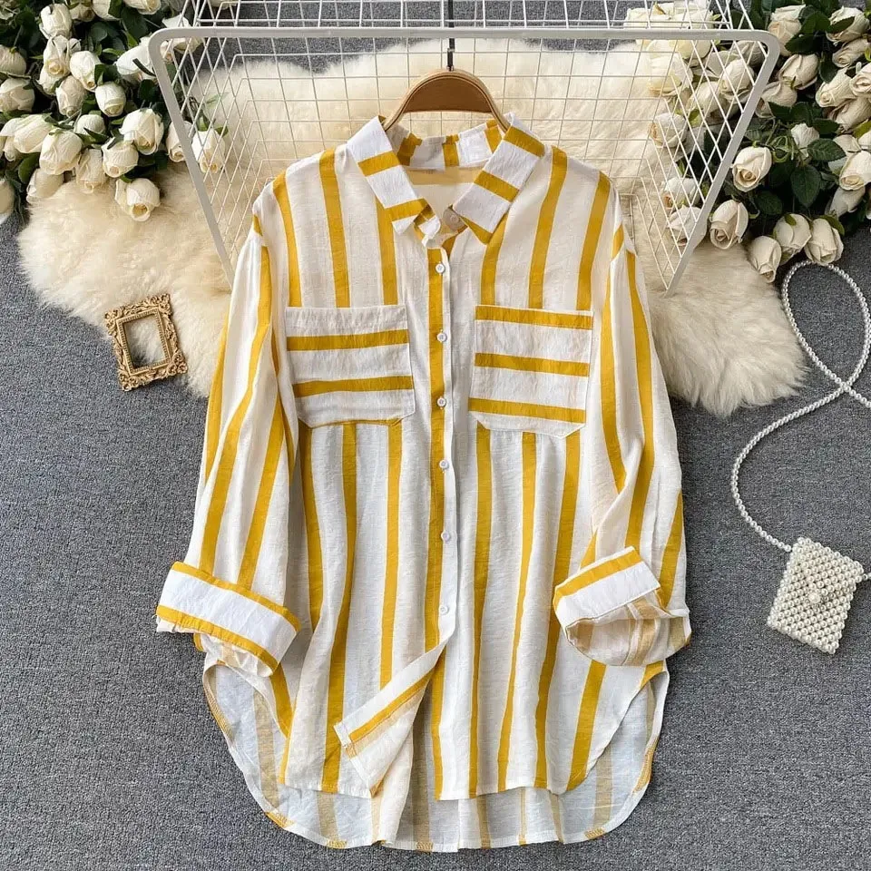 Camicia cappotto a righe verticali multicolore di media lunghezza, casual e ampia. Perfetta per un look comodo e alla moda in ogni occasione. — foto 17