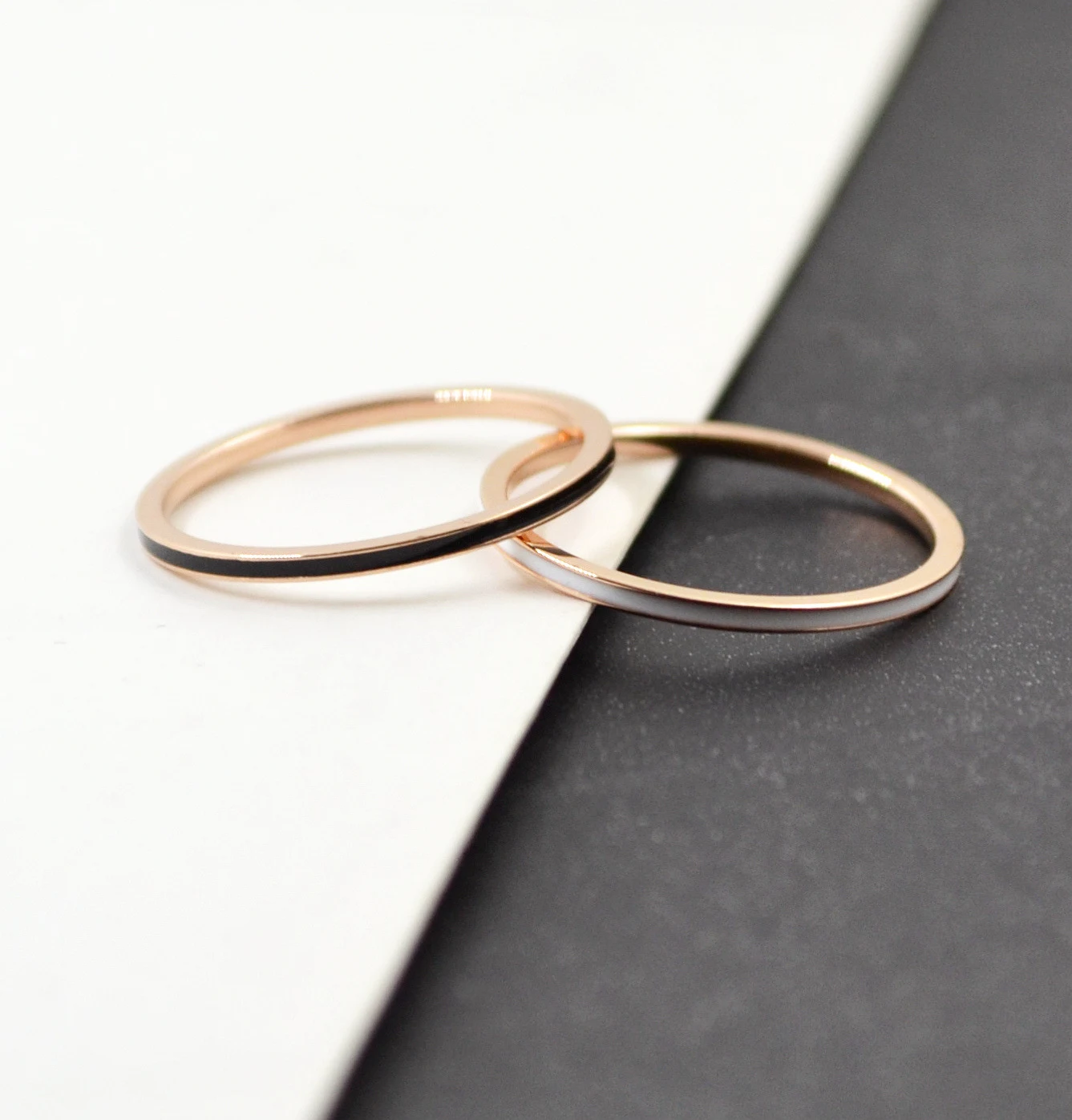 Anel fashion em aço titânio banhado a ouro rosa com esmalte epoxy preto e branco, design fino e elegante. — foto 9