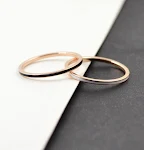 Anel fashion em aço titânio banhado a ouro rosa com esmalte epoxy preto e branco, design fino e elegante. — foto 9