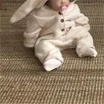 Macacão de escalada com capuz e orelhas de coelho em lã de cordeiro. Roupa de exterior fofa e aconchegante, perfeita para explorar ao ar livre. — foto 3