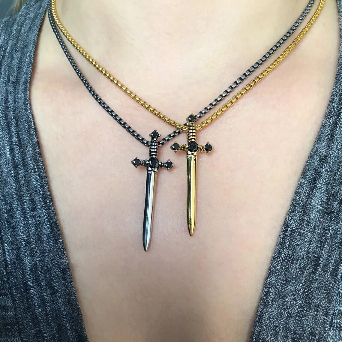 Colar cruzado de punhal feminino, um acessório ousado e elegante. Expresse sua fé com este colar único, perfeito para adicionar um toque de personalidade ao seu visual. — foto 1