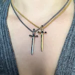 Colar cruzado de punhal feminino, um acessório ousado e elegante. Expresse sua fé com este colar único, perfeito para adicionar um toque de personalidade ao seu visual. — foto 1