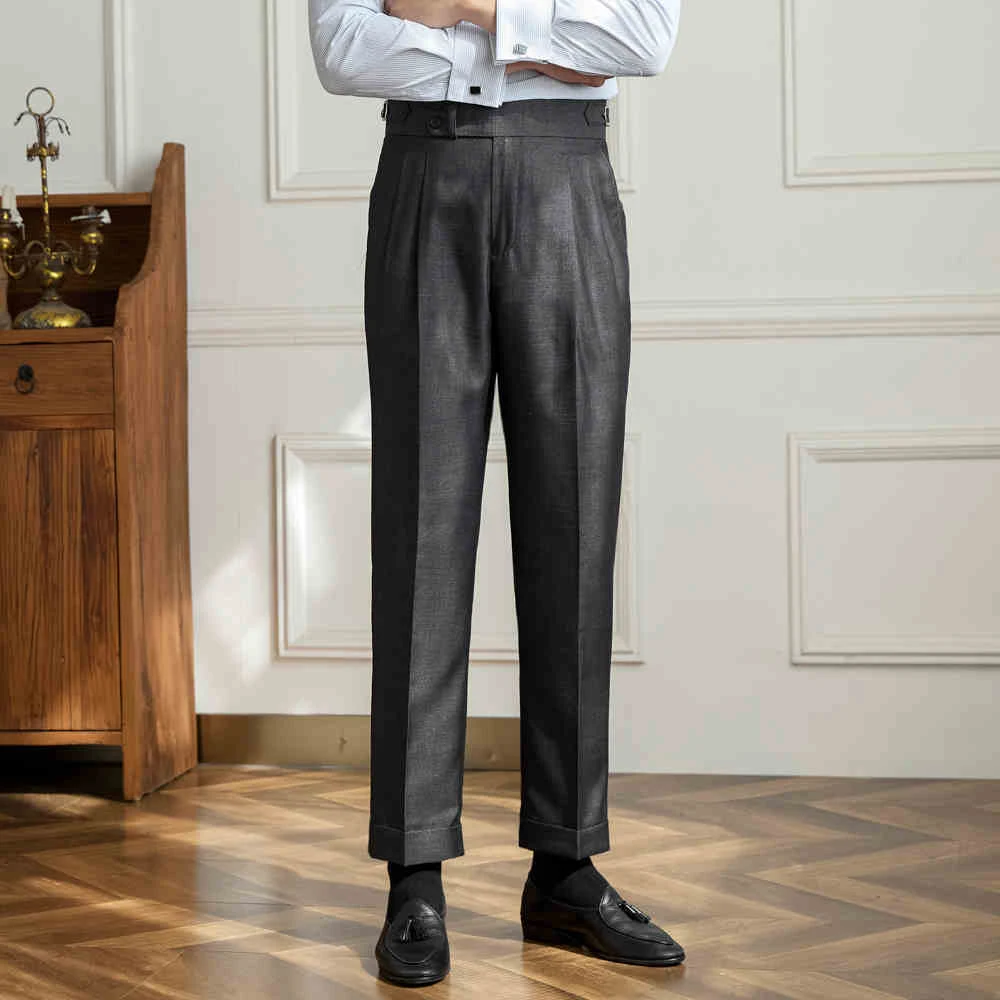 Poslovne casual pantalone visokog struka, ravne nogavice i prozračne. Udobne i elegantne pantalone za posao i svakodnevni život. — foto 1