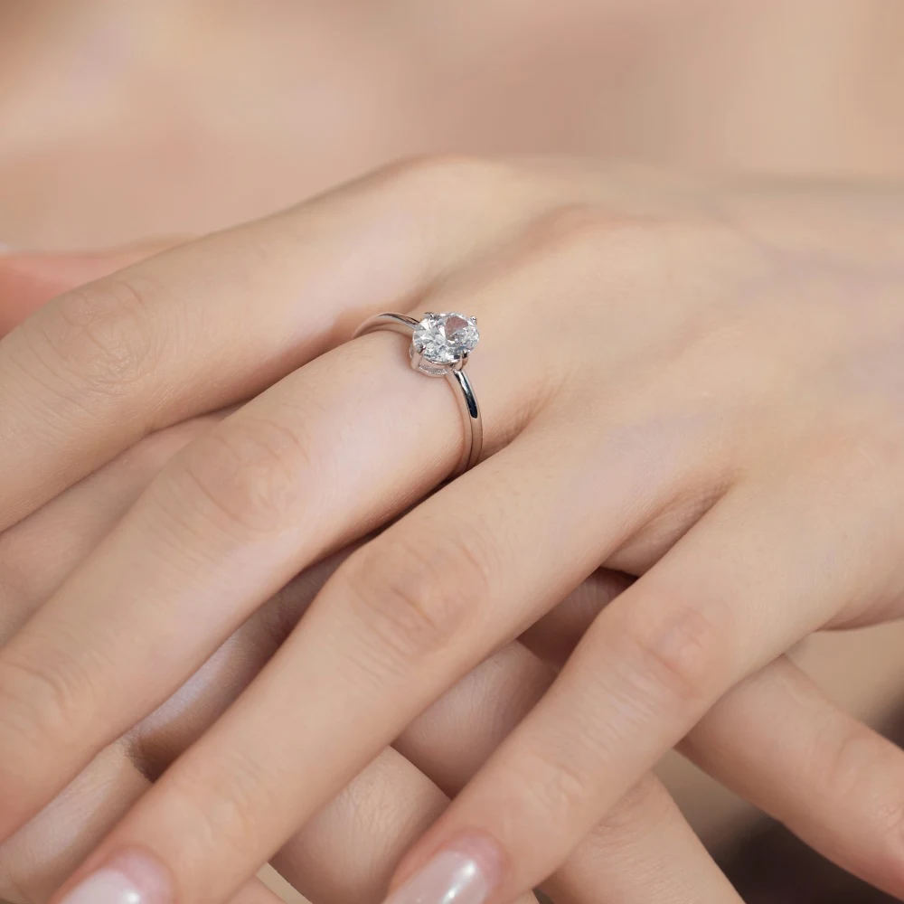 Anel feminino de prata S925 com diamante oval branco. Simples e elegante, perfeito para uso diário. Uma joia que combina com tudo. — foto 5