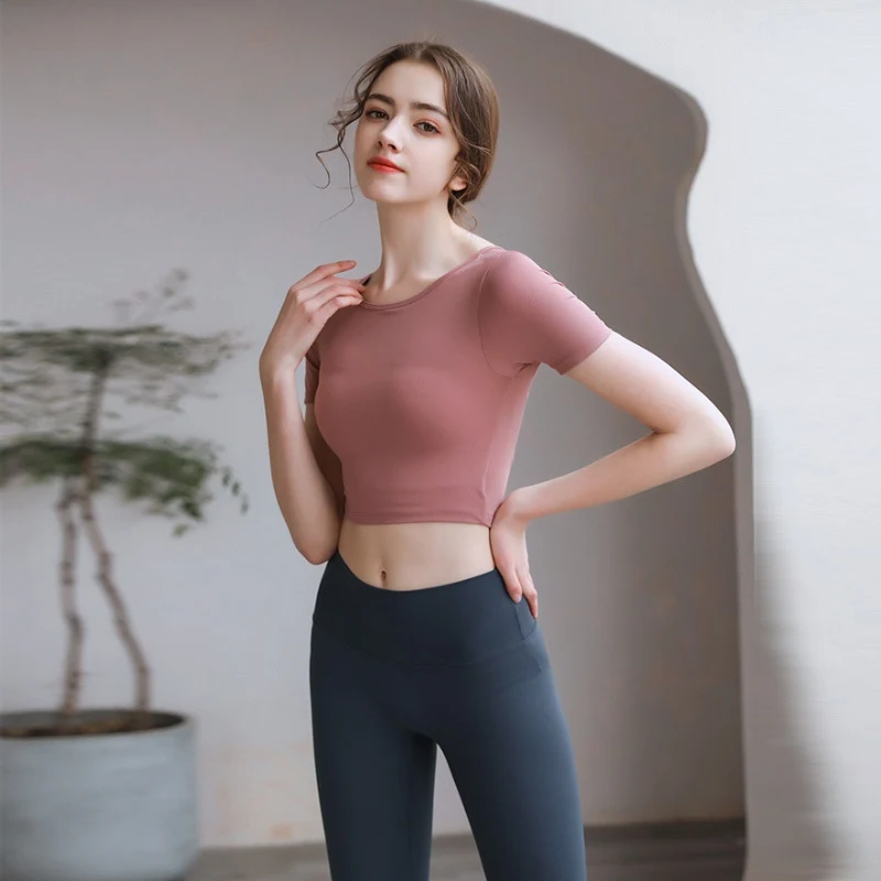 Top aderente con imbottitura al seno per yoga, schiena scoperta, traspirante, maniche corte, abbigliamento sportivo da donna. — foto 8