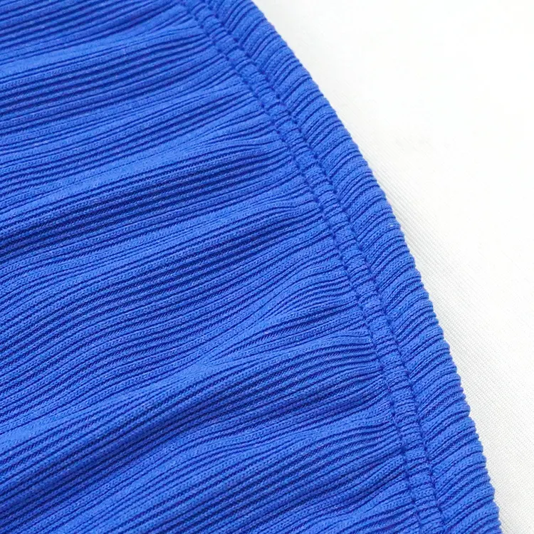 Vestido feminino de malha com fenda, design slim e moderno, perfeito para um visual elegante e confortável, realçando a silhueta. — foto 7