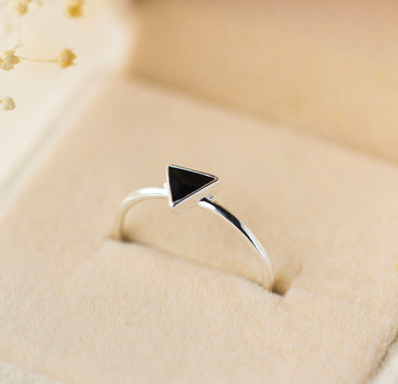 Anel triangular geométrico Joia feminina com design minimalista e moderno, confortável para uso diário e ocasiões especiais, um acessório elegante. — foto 5