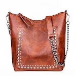 Bolsa Transversal Grande em Couro Macio com Tachas, Ideal para Ombro e Uso Cruzado. Leve Tudo com Estilo e Conforto Diário — foto 3