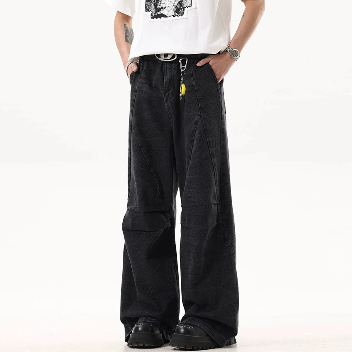 High Street washed black jeans met wijde pijpen en stiksels. Comfortabele, stijlvolle jeans voor een casual look. Ideaal voor dagelijks gebruik. — foto 1