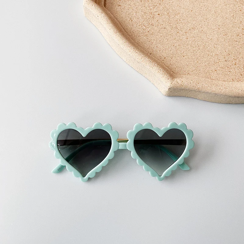 Óculos infantis fofos em formato de coração, tendência da moda. Proteção para os olhos e estilo adorável para crianças. Leve e confortável. — foto 9