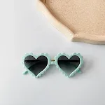 Óculos infantis fofos em formato de coração, tendência da moda. Proteção para os olhos e estilo adorável para crianças. Leve e confortável. — foto 9