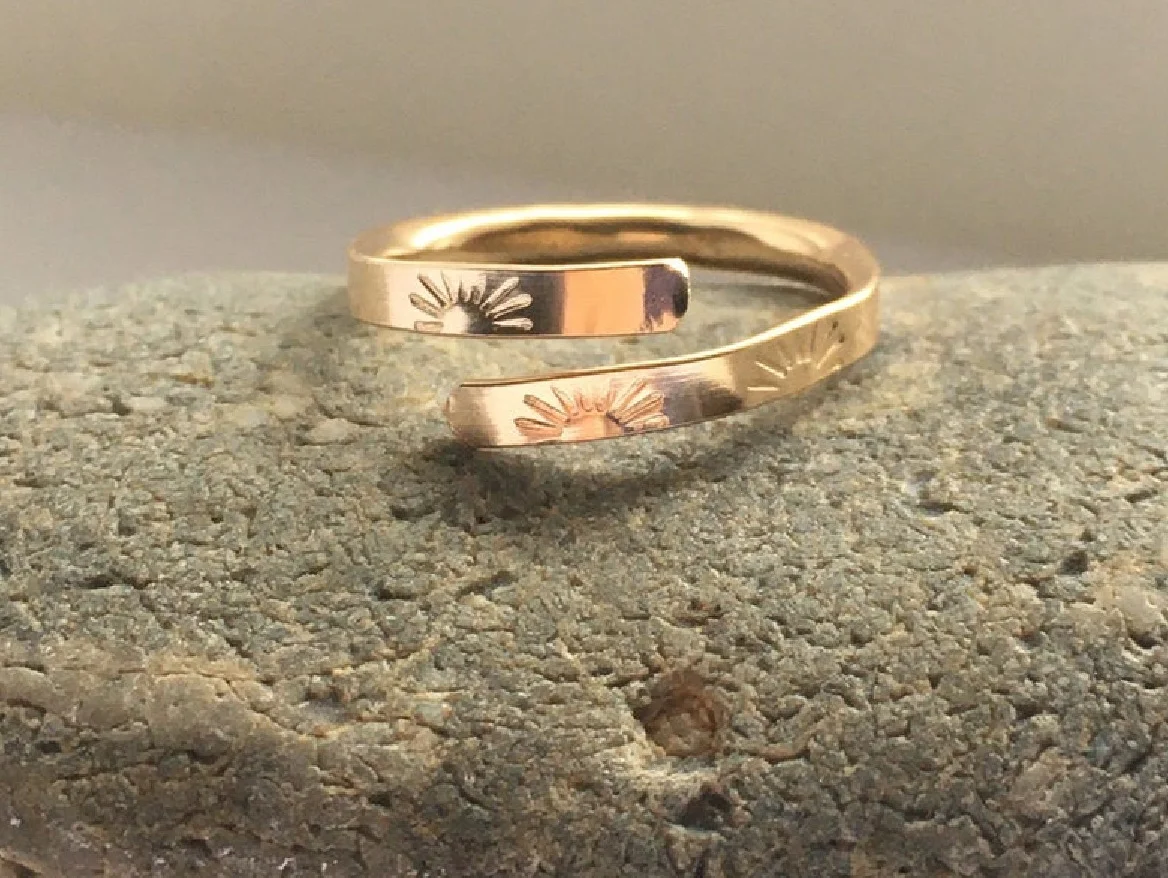 Anel de moda geométrico com padrão solar feminino. Adicione um toque de sol ao seu visual com este anel fashion e elegante, ideal para qualquer ocasião. — foto 5