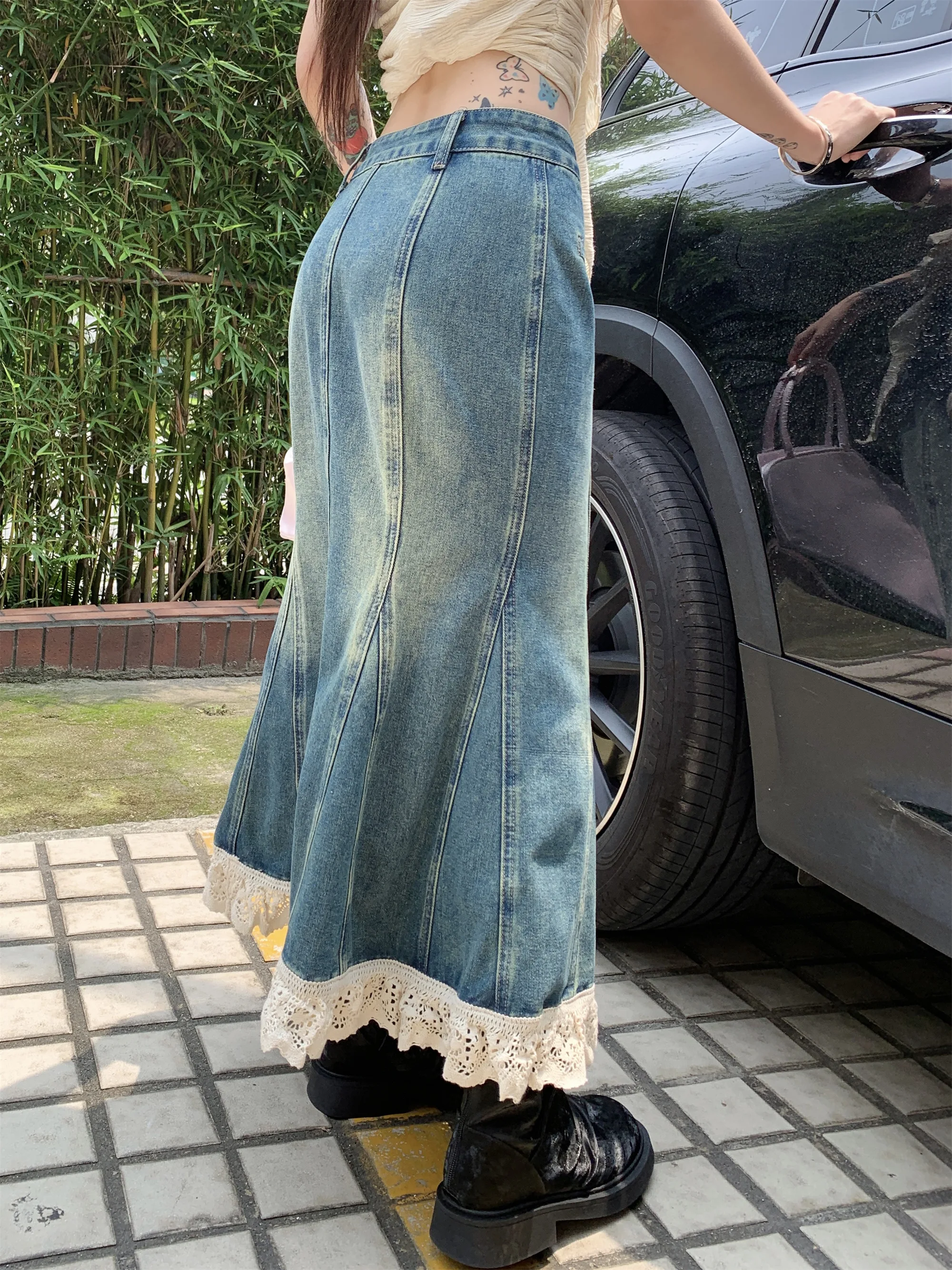 Kadın Moda Balık Kuyruğu Kot Etek Tasarımı Şık ve modern görünüm için mükemmel. Günlük kullanım ve özel günler için ideal. Tarzınızı tamamlayacak. — Fotoğraf 18