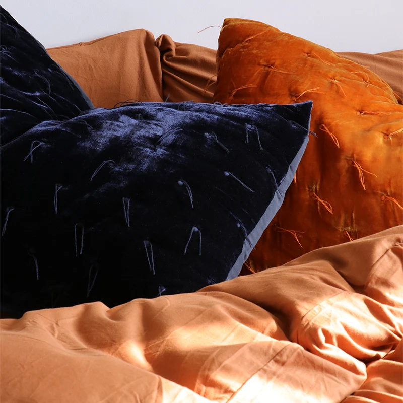 Fronha longa bordada com tassel caramelo safira, proporcionando conforto superior e um toque charmoso ao seu quarto — foto 1