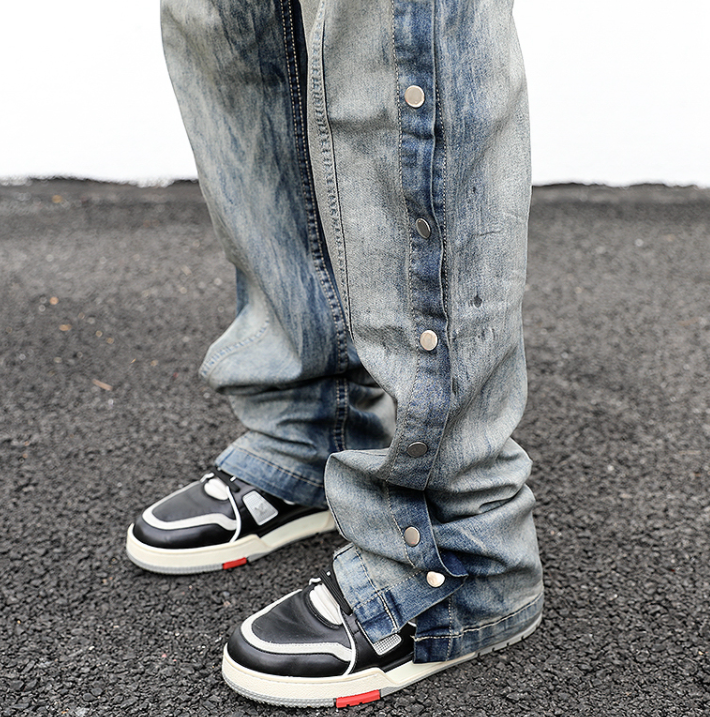 Denim jeans met trekkoord en drukknopen. Comfortabele en stijlvolle broek voor dagelijks gebruik. Perfecte pasvorm en gemakkelijk te dragen. — foto 3