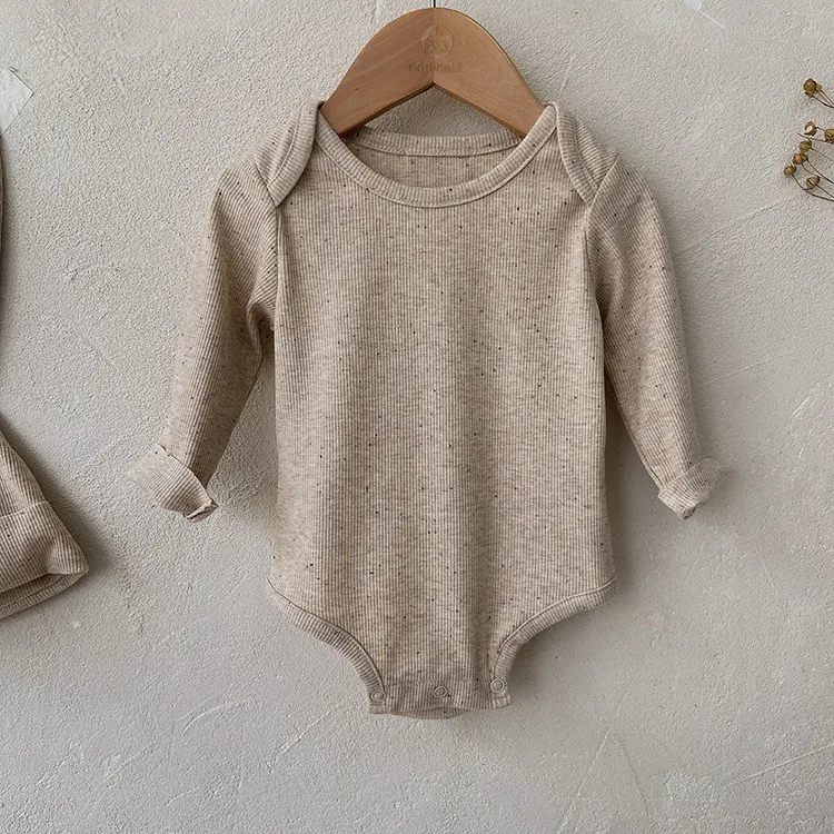Rib Pit Stripe herfst jumpsuit, een elegante en comfortabele outfit voor het seizoen. Geniet van de veelzijdigheid van dit unieke en stijlvolle kledingstuk. — foto 4