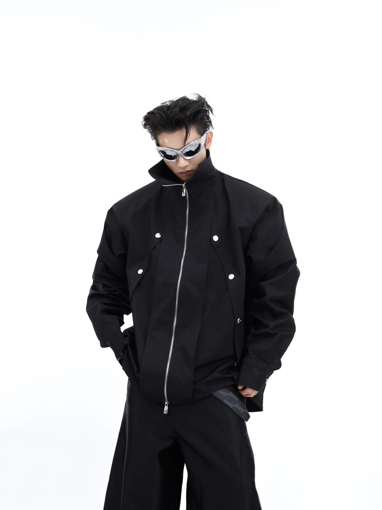 Camisa masculina com gola alta e design de dupla camada, casaco folgado com detalhes metálicos, estilo moderno e confortável. — foto 3