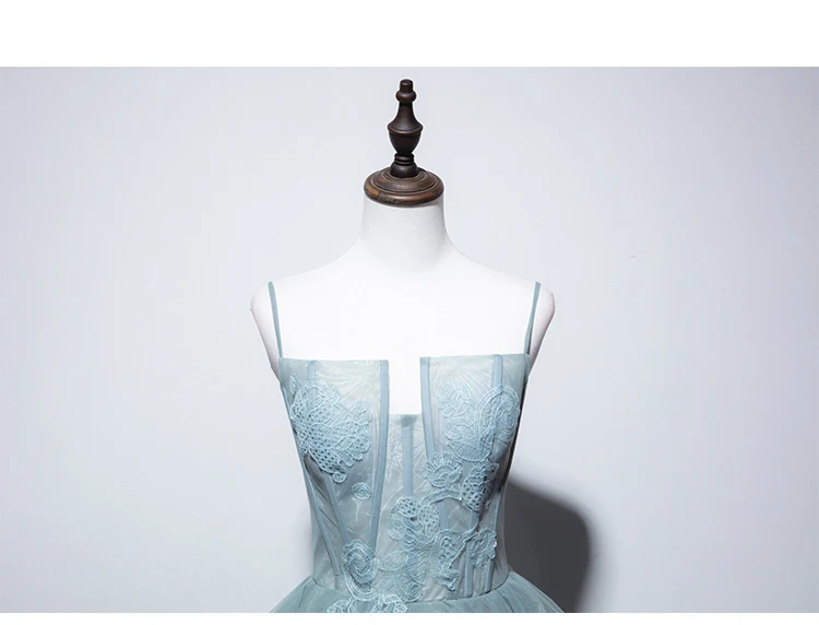Vestido de noite cinza-esverdeado com suspensórios para mulheres. Ideal para eventos noturnos, realça sua beleza com elegância e sofisticação. — foto 1