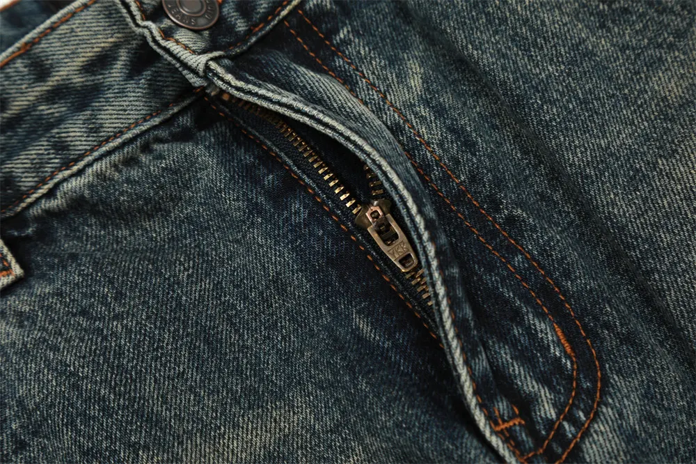 Muške bele pantalone ravnih nogavica i širokih nogavica, opranog izgleda. Udobne i moderne za svaki dan. — foto 7