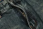 Muške bele pantalone ravnih nogavica i širokih nogavica, opranog izgleda. Udobne i moderne za svaki dan. — foto 7