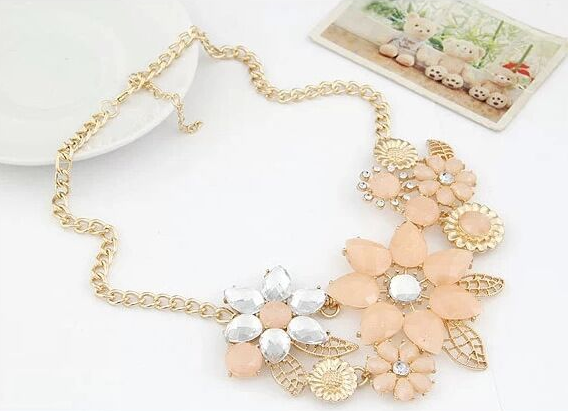 Moda européia e americana Hollow folhas gelatina colorida metal Bauhinia Colar de temperamento — foto 4