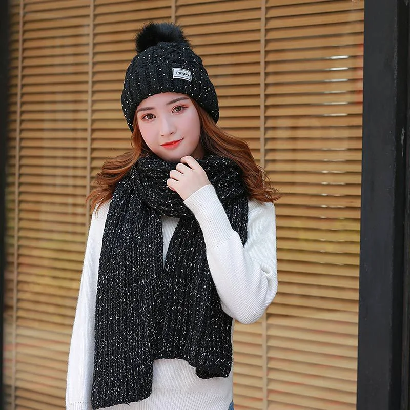 Title 14, Donne che lavorano a maglia cappello di lana e ...