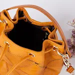 Bolsa feminina crossbody com costura geométrica, bolsa literária artesanal, combine estilo e praticidade no seu dia a dia. — foto 10