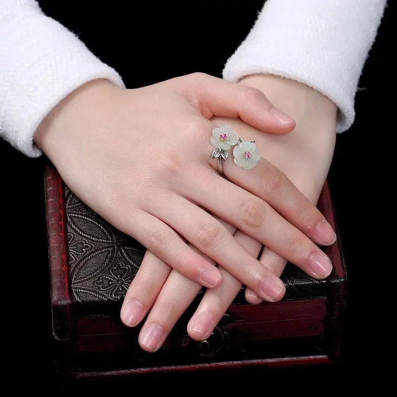 Anel Feminino Flor Antiga Design Vintage Charmoso para Mulheres. Adicione Elegância e Sofisticação ao Seu Visual com Este Anel Exclusivo. — foto 8