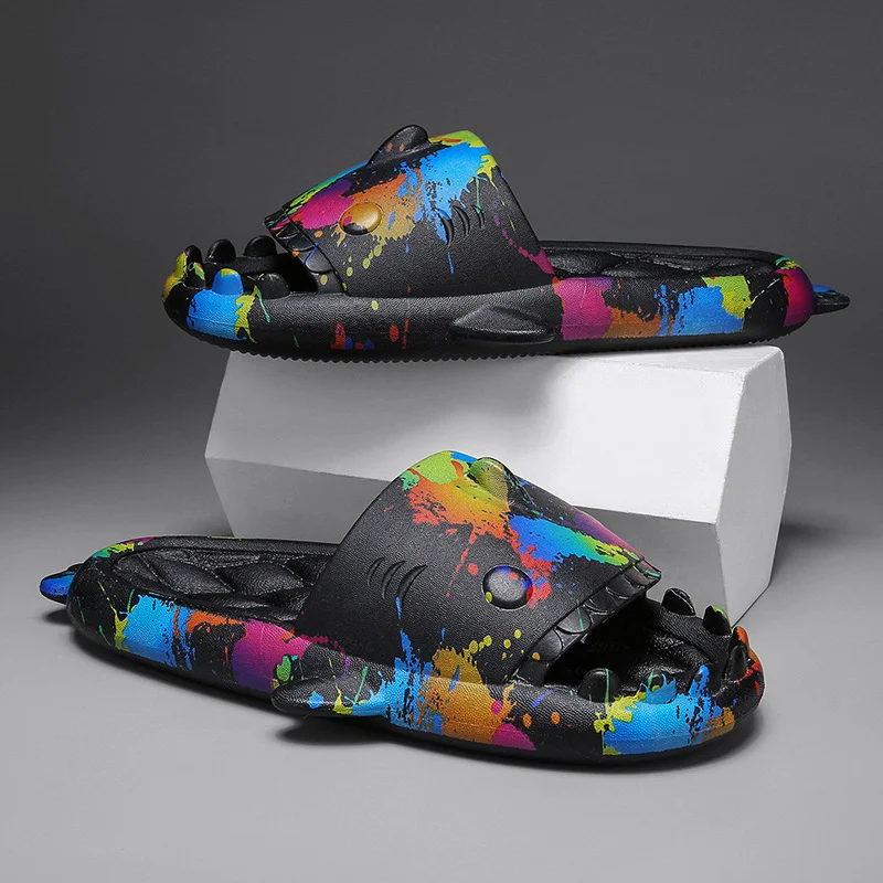 Schattige haaienslippers voor koppels, casual, groot. Comfortabele en leuke huisschoenen voor ontspannen momenten thuis. Zacht en warm. — foto 7