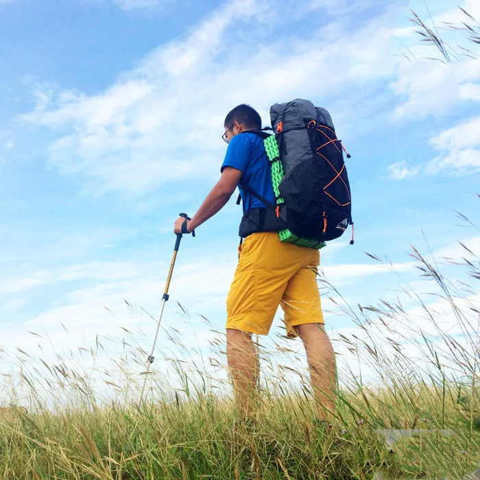 Mochila de trekking outdoor com alça de ombro. Perfeita para caminhadas e atividades ao ar livre. Transporte prático e confortável para suas aventuras. — foto 1