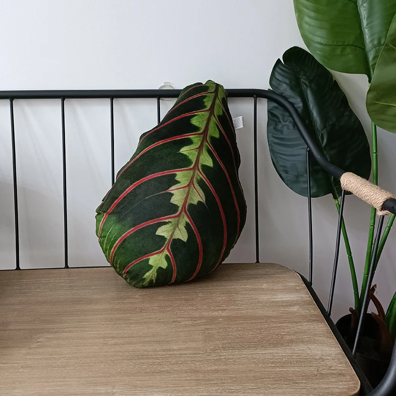 Cuscino con foglie di piante tropicali per l'arredamento. Dona un tocco esotico e di comfort al tuo salotto o camera da letto. — foto 25