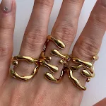Anel feminino de linha geométrica não irregular, design moderno e elegante para um toque sofisticado e diferenciado, ideal para mulheres. — foto 10