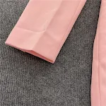 Blazer elegante de manga longa com decote em V profundo, traje de ombros grossos e abotoamento duplo, ideal para um look sofisticado e formal. — foto 3