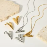 Colar Retro de Amor com Textura. Uma joia charmosa para expressar seu estilo. Adicione um toque vintage ao seu visual com este colar exclusivo. — foto 7