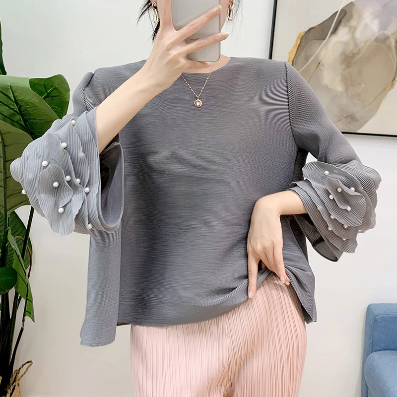 Top feminino plissado com manga sino e decote redondo com contas — foto 3
