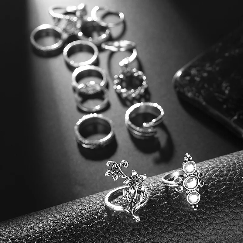 Set di 13 anelli a fiore e foglia con diamanti Eleva il tuo stile con questo set di anelli scintillanti e versatili, perfetti per aggiungere un tocco di eleganza a ogni outfit. — foto 1