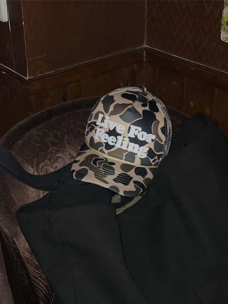 Boné Live For Feeling com bordado de letras e aba curva camuflada, perfeito para estilo casual e proteção solar. — foto 11