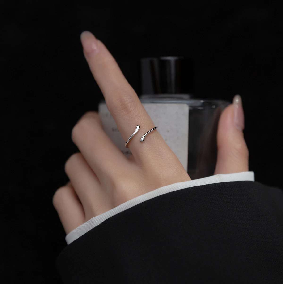 Anillo de línea brillante S925 de plata para mujer, elegante y moderno. Joyería fina, regalo perfecto para realzar cualquier atuendo y celebrar ocasiones especiales. — foto 11