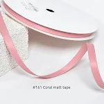 Confezione regalo fai da te con nastro di seta di latte per matrimoni. Nastro colorato, ideale per confezioni eleganti e regali personalizzati. — foto 14