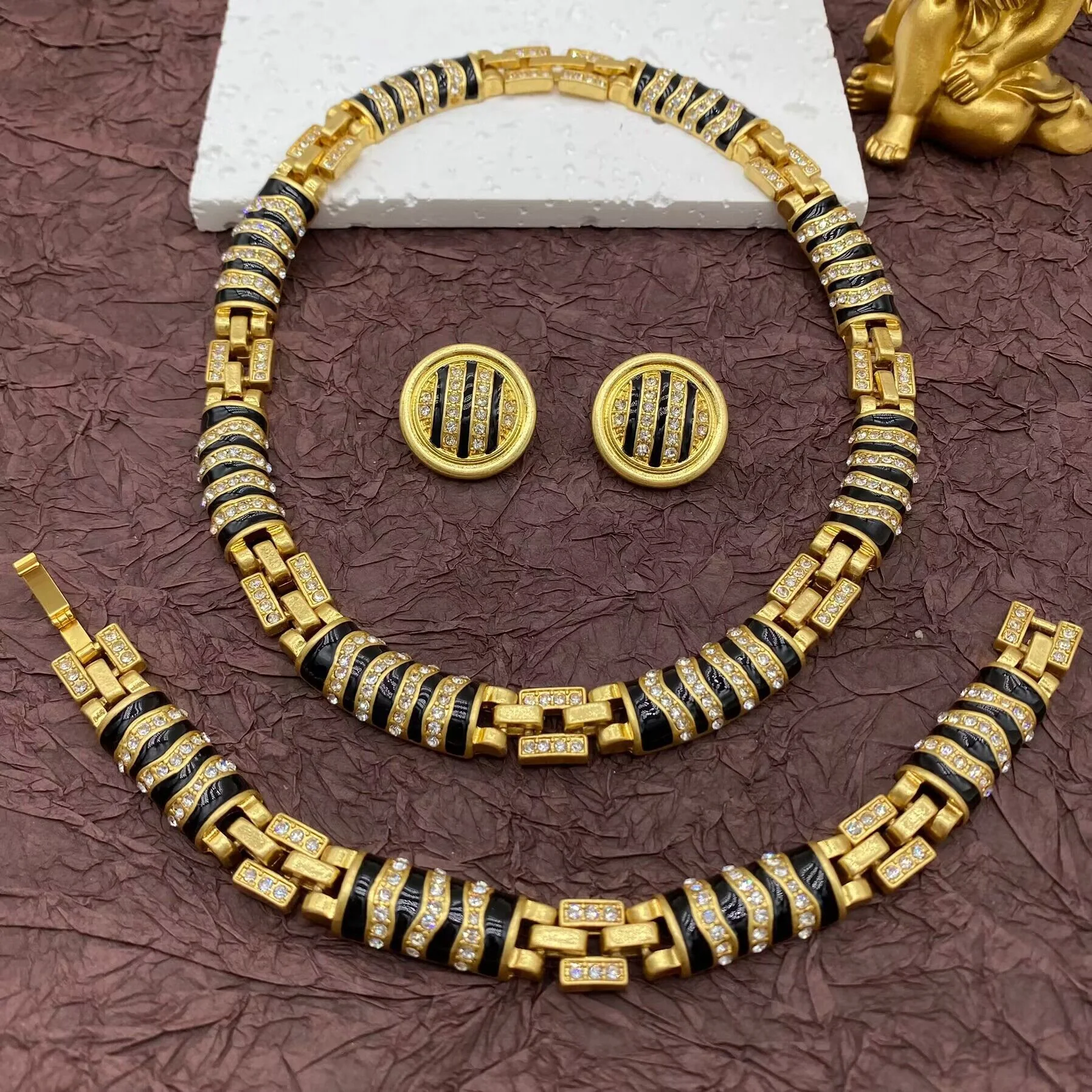 Colar artesanal em forma de cobra com strass requintados. Adicione glamour ao seu visual com esta joia deslumbrante e exclusiva. — foto 1