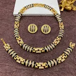 Colar artesanal em forma de cobra com strass requintados. Adicione glamour ao seu visual com esta joia deslumbrante e exclusiva. — foto 1
