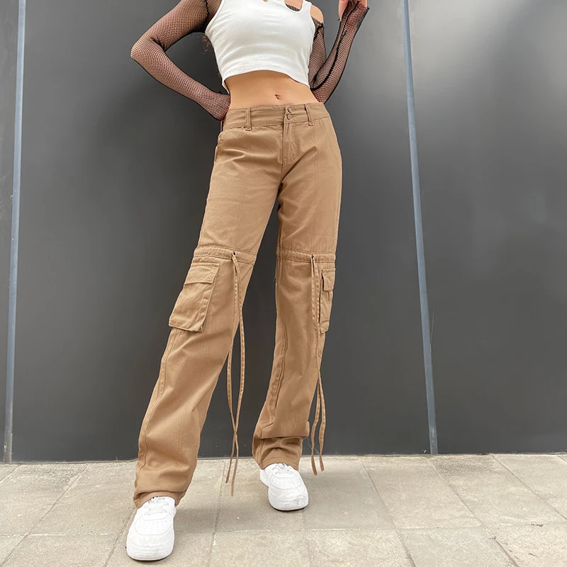 Calça jeans feminina reta, slim, com bolsos e cintura com cordão, lavagem que confere um visual utilitário moderno e confortável. — foto 3