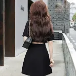Vestido preto curto sem cintura com gola de terno, ideal para um visual elegante e sofisticado, valorizando sua forma. — foto 2