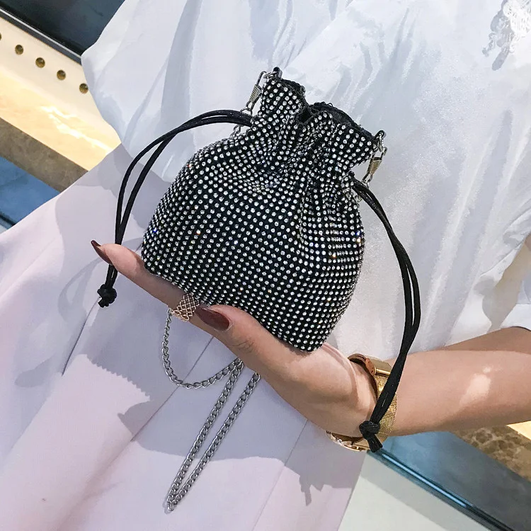 Bolsa transversal diagonal com strass, adicionando brilho ao seu visual. Leve seus pertences com elegância e destaque em qualquer ocasião. — foto 3