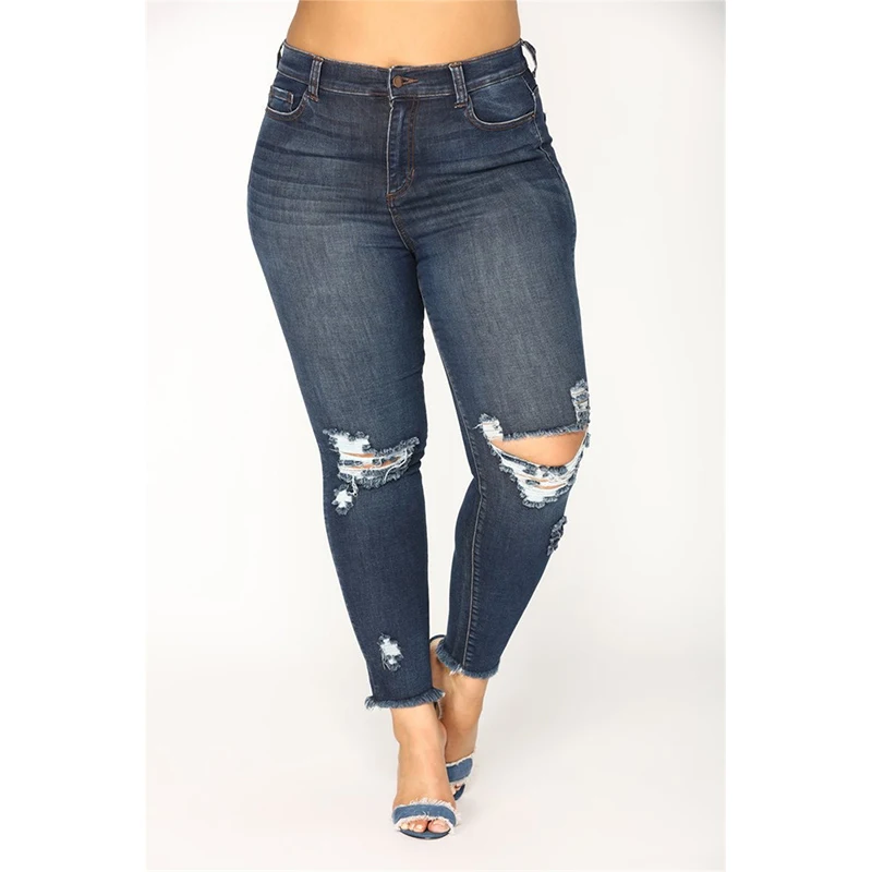 Jeans plus size femininas com efeito rasgado e levanta bumbum, tecido stretch para conforto e modelagem que valoriza as curvas. — foto 2
