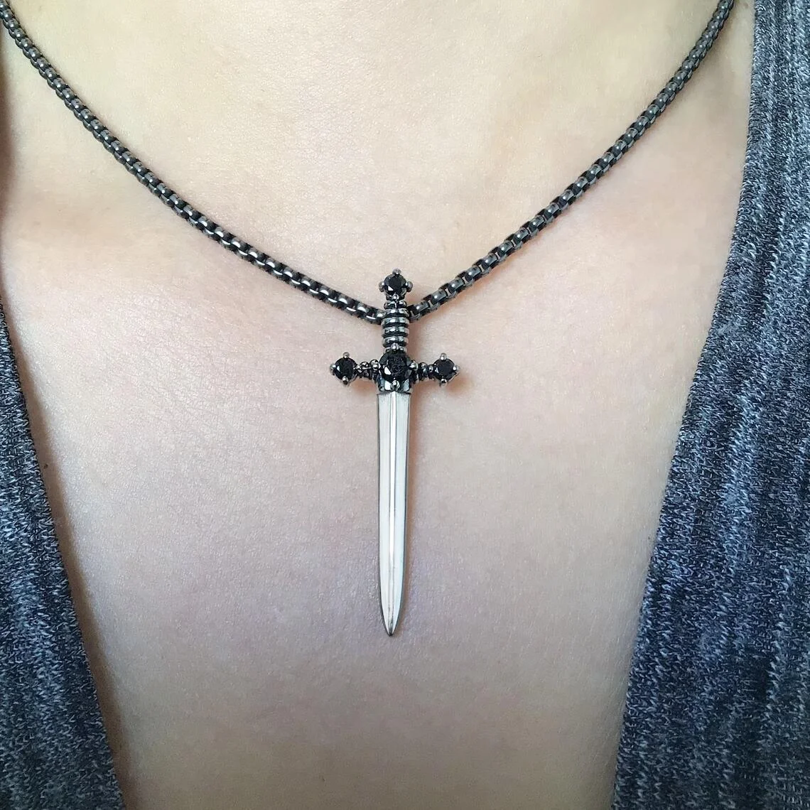 Colar cruzado de punhal feminino, um acessório ousado e elegante. Expresse sua fé com este colar único, perfeito para adicionar um toque de personalidade ao seu visual. — foto 7