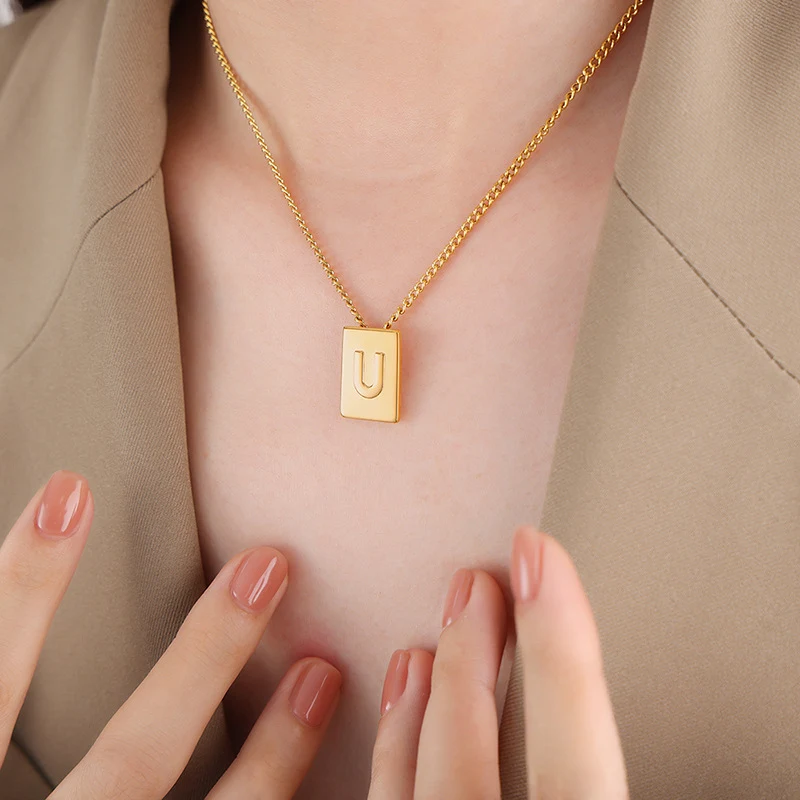 Colar feminino com pingente quadrado de aço titânio dourado com corrente de 26 letras. Um acessório elegante e personalizável. — foto 29