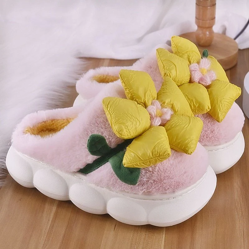 Bloemen katoenen slippers met pluche isolatie en dikke pluche zool. Heerlijk warme en comfortabele voeten. — foto 2